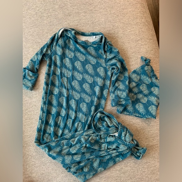 Newborn knot gown green feathers baby boy girl sleep outfit with matching hat - Picture 6 of 6